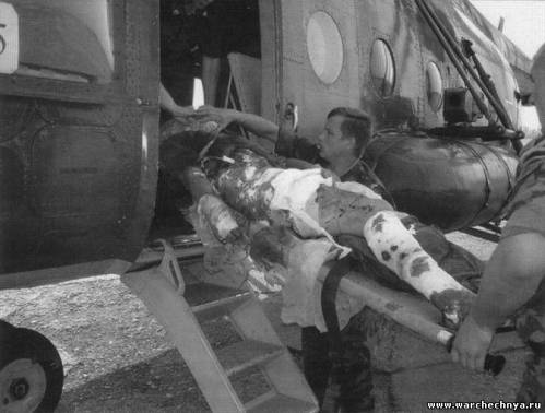 Эвакуация раненого российского солдата вертолетом